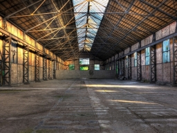 Interno di un capannone industriale vuoto, esempio di area disponibile per nuovi insediamenti produttivi in Campania