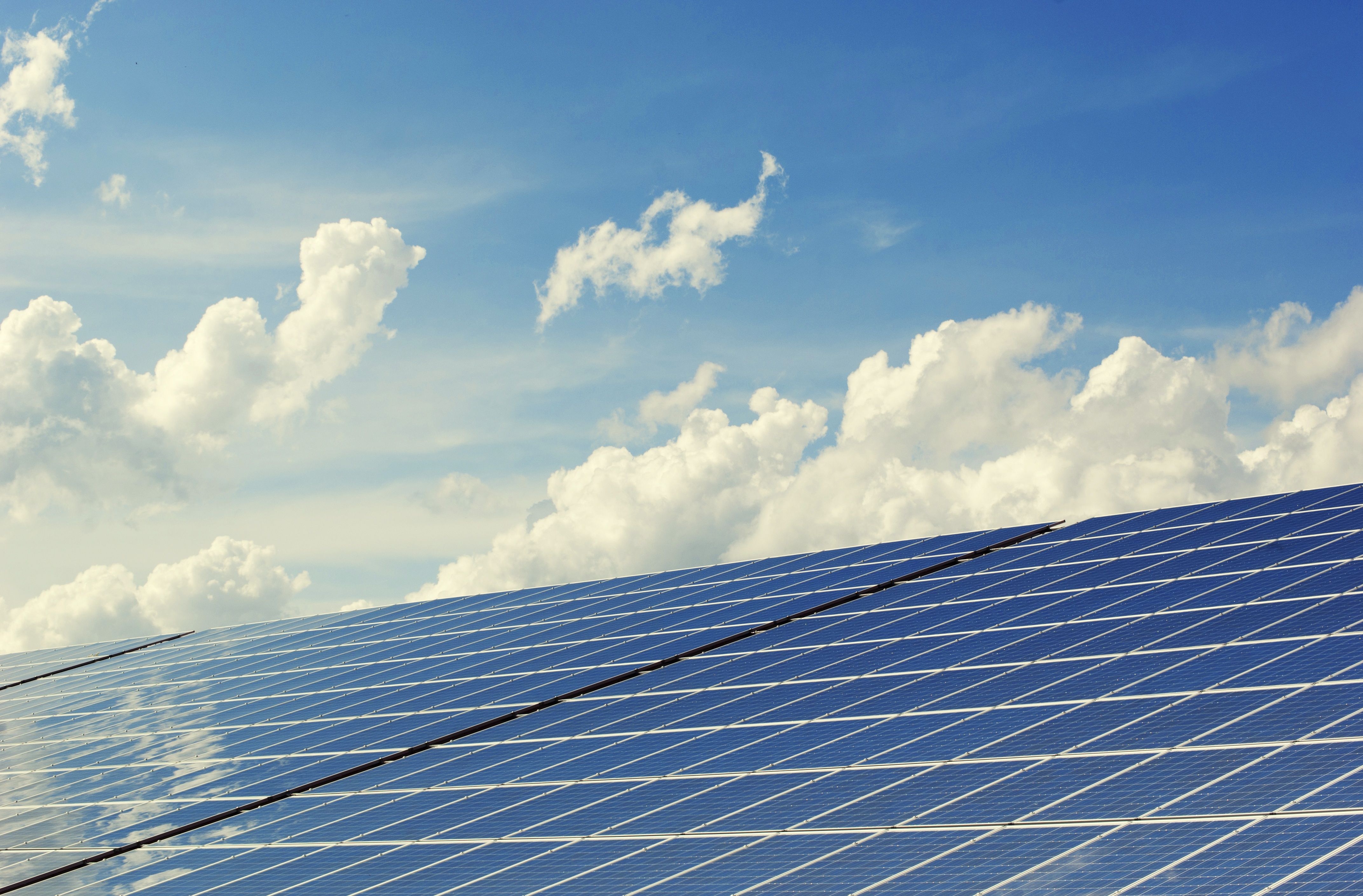 Pannelli fotovoltaici per la produzione di energia da fonti rinnovabili, simbolo della transizione energetica e degli investimenti sostenibili.